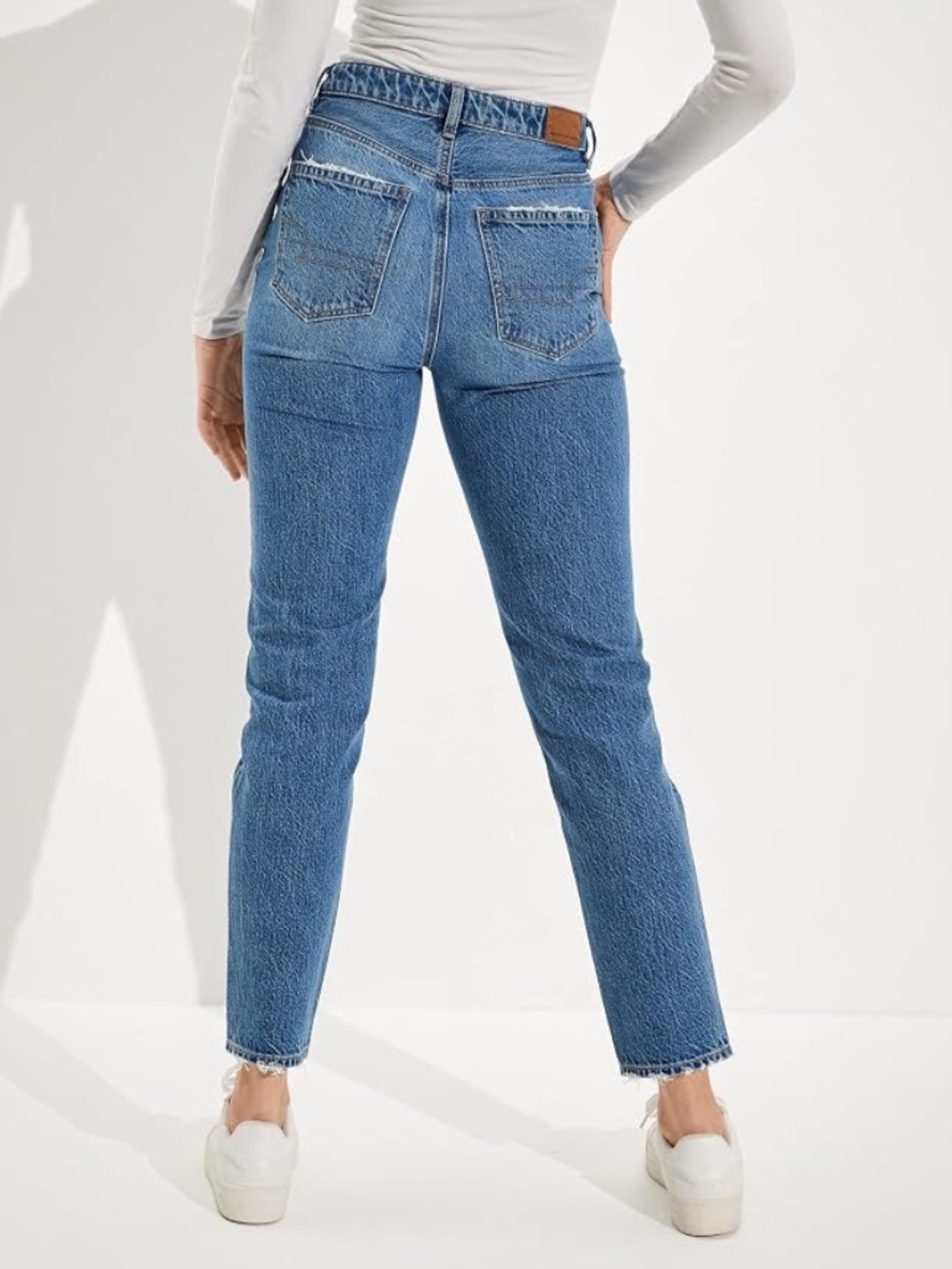 AE American Eagle Women's V-Rise Mom Jean in Empire Blue Wash size 00 Long